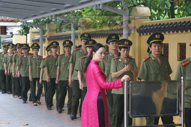 2010avietnam2.JPG - des kilomètres de queue pour voir le mausolée de "l'Oncle"