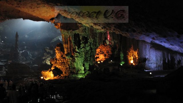 2010avietnam43.JPG - Grotte dans la baie d'Along