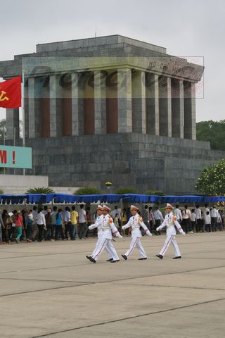 2010vietnam5.JPG - Mausolée de "l'oncle" Ho CHI Min