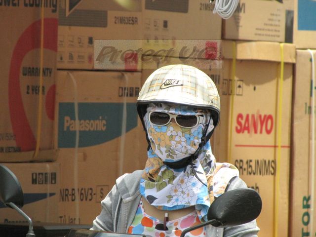 2010vietnam60.JPG - Non !! Ce n'est pas religieux, uniquement pour ne pas prendre le soleil
